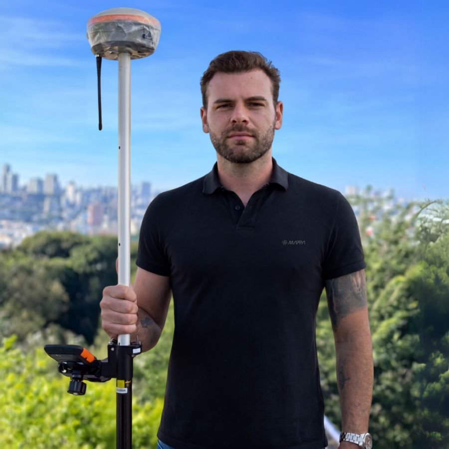 Marco Aurélio Mânica — Topógrafo responsável técnico, com receptor GNSS RTK em campo